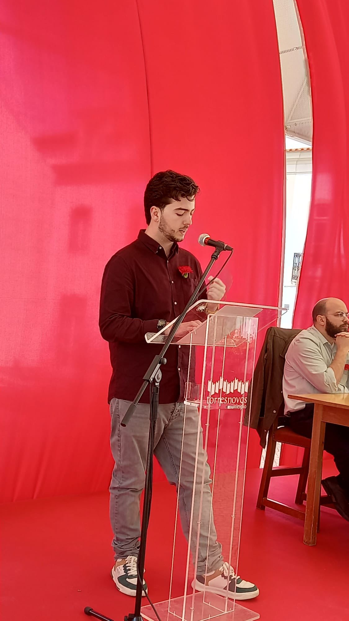 Diogo Gomes a discursar. Diogo a discursar na Sessão Solene da celebração do 25 de Abril em Torres Novas.